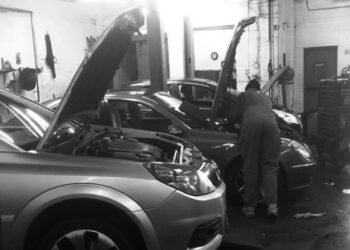 Independent Vauxhall specialist in Oldham. The Premier Independent Vauxhall Specialist in Oldham. At Greenwoods Motor Service, we offer a quality service at competitive prices. We service all makes of Vauxhalls. Are you in search of a dependable car mechanic in Oldham? Look no further than Greenwoods Motor Service, the premier independent Vauxhall specialist in Oldham. Our qualified technicians use Vauxhall diagnostics/computer equipment to carry out all services, ensuring efficient and personalised care for your vehicle.